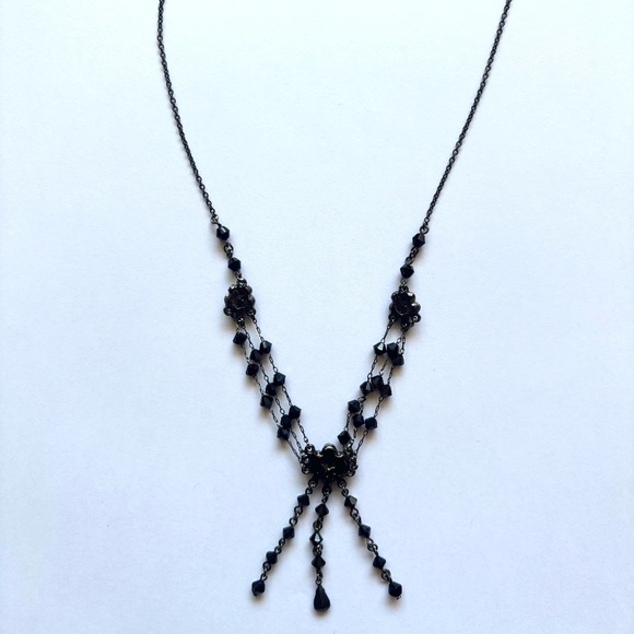 Vintage black metal necklace with flower detail and antique silver finish chain - Picture 2 of 4